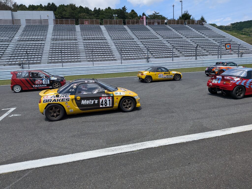 最後の1周にドラマ！2025 K4GP 夏の10時間耐久 結果は!? | 由元