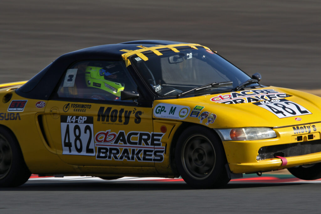 屋根にガムテープを貼るビート