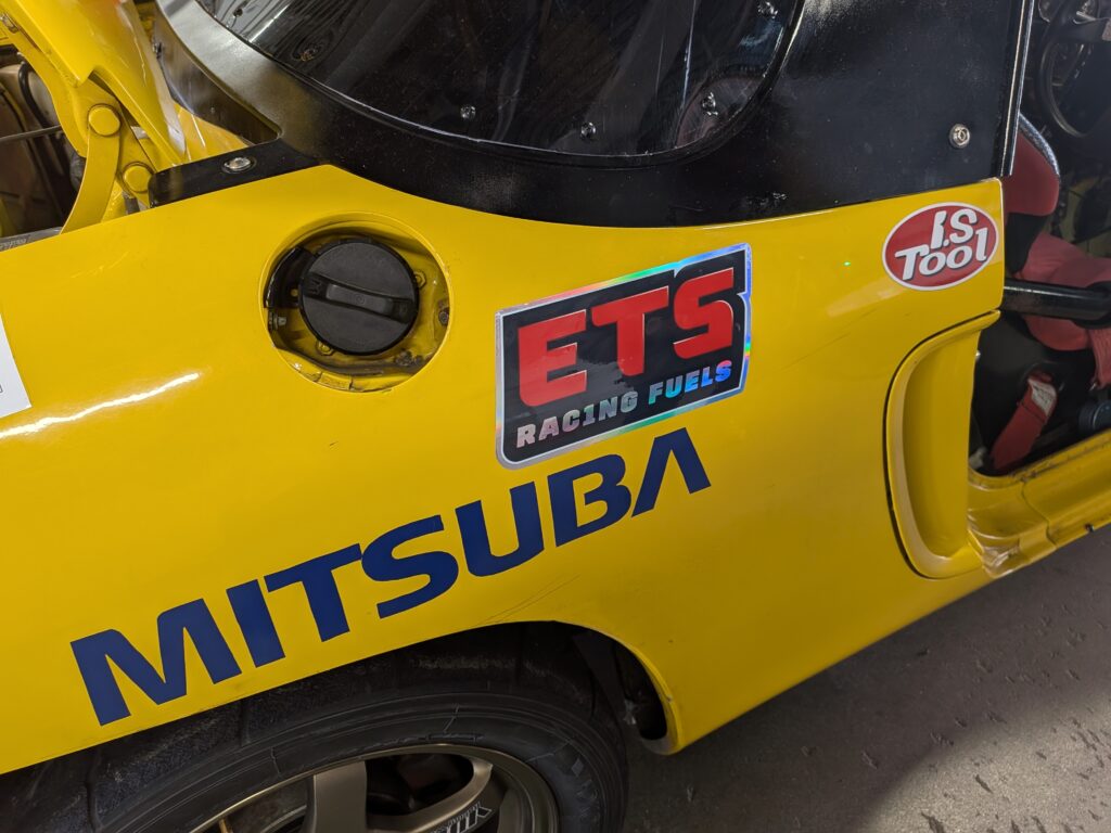 給油口にETSのステッカー